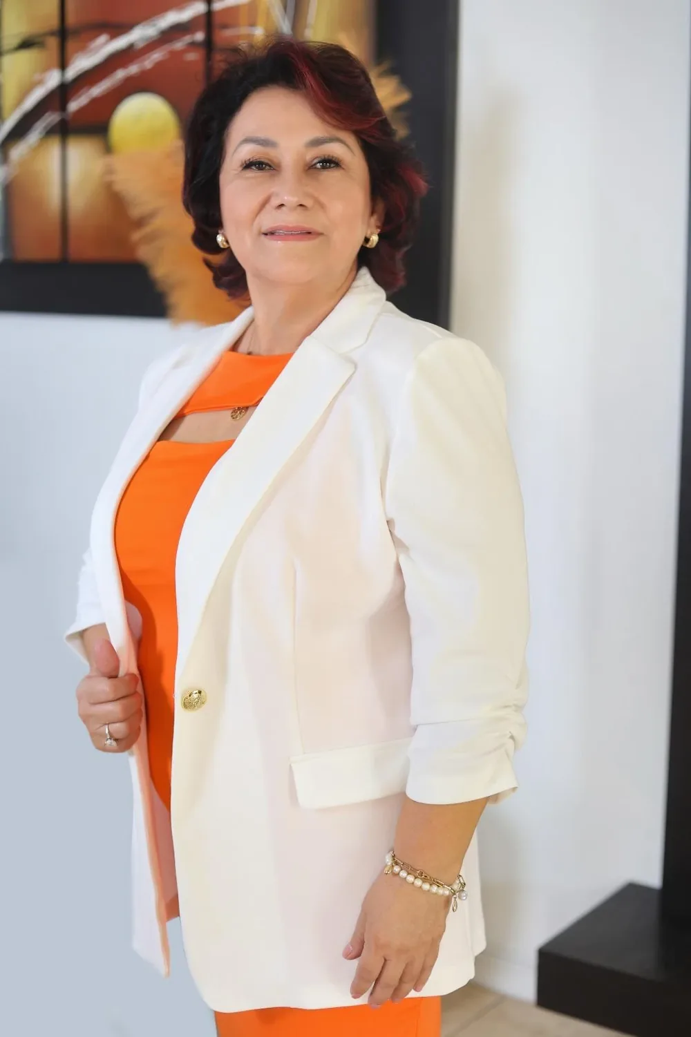 Dra. Fátima Pérez Bravo con blazer blanco