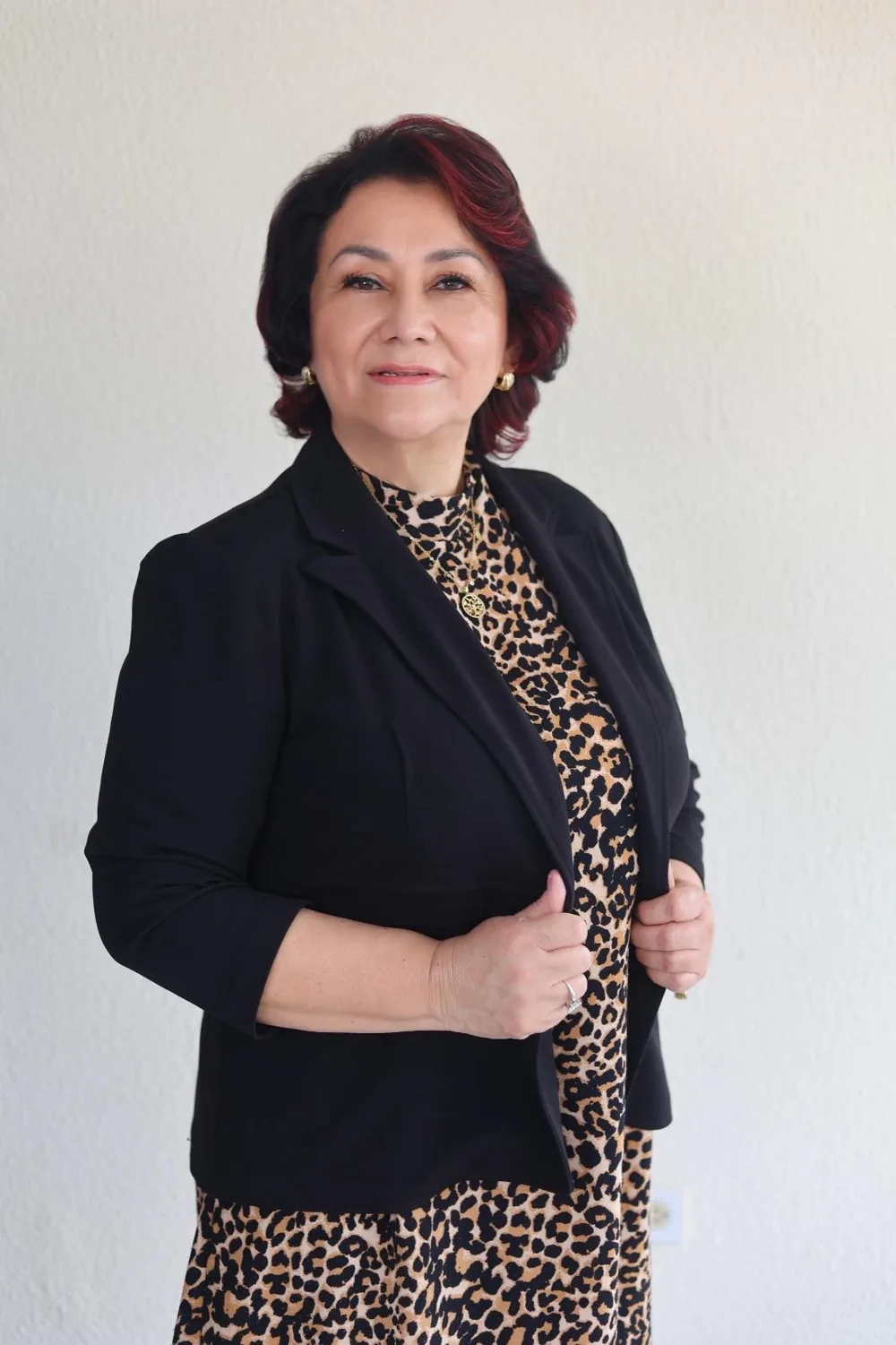 Dra. Fátima Pérez Bravo con blazer negro